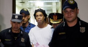 Após 32 dias, Ronaldinho Gaúcho e Assis são transferidos para prisão domiciliar