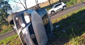 Picape capota após ser fechada por carro na SP-215