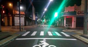 Prefeitura implanta faixa para motos nos semáforos dos principais cruzamentos da cidade
