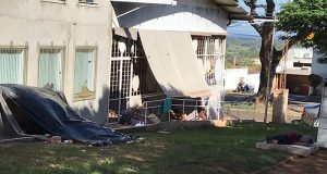 Moradores de rua constroem favela na lateral da Igreja do Santana
