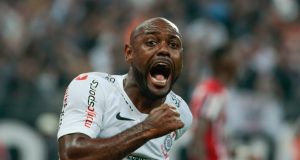 Rumo à Russia, Vagner Love se despede e deixa o Corinthians