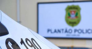 Bandidos mostram arma e fogem com R$ 1 mil após assalto em farmácia Boletim foi elaborado por representante da farmácia na Delegacia de Polícia