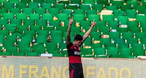 Flamengo bate Fluminense e fica em vantagem na decisão do Carioca