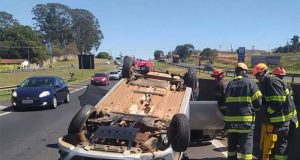 Carro capota na rodovia Washington Luís e mãe e filho ficam feridos