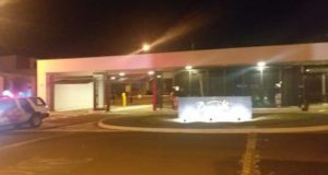 Bandidos cortam cerca elétrica, pulam muro de condomínio de luxo e tornam morador refém