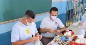 Presos em Araraquara produzem toucas de lã para idosos