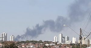 Incêndio em depósito de recicláveis chama a atenção da cidade