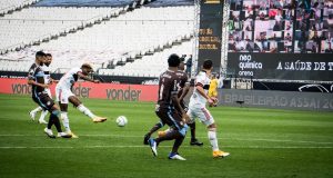 Flamengo massacra Corinthians pelo Brasileirão