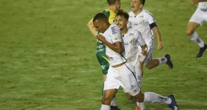 De virada, Santos vence Defensa y Justicia e permanece invicto na Libertadores