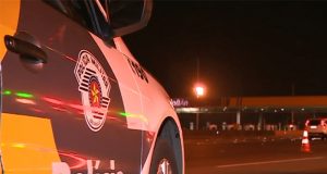 Motociclista morre após bater em caminhão parado no acostamento