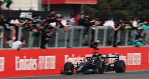 Hamilton supera Bottas, vence mais uma e se aproxima do título da F-1