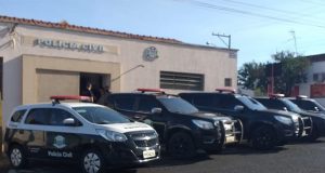 Dupla encapuzada e armada rouba R$ 20 mil de residência