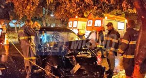 Veículo bate contra árvore e mata passageiro; motorista é preso.