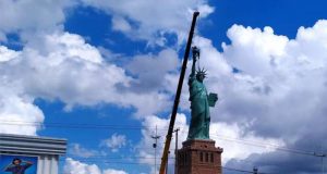 Reconstruída, estátua da Havan volta ao seu lugar em São Carlos