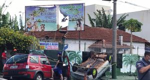 Carro capota em acidente no centro de Araraquara