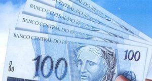 Mulher compra celular e paga com 24 notas falsas em Araraquara