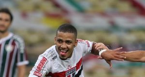 Brenner marca dois e São Paulo se consolida na liderança do Brasileirão