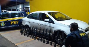 PRF apreende 17 fuzis americanos na BR 153