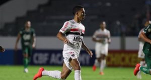 São Paulo vence Goiás e assume a liderança do Brasileirão