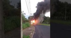 Ônibus pega fogo no Selmi Dei