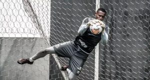 Dois jogadores do Santos testam positivo para Covid e ficam na Argentina