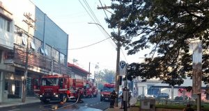 Fumaça que cobre a cidade faz alarme de incêndio disparar no centro