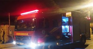 Idosa é tirada do quarto por causa de incêndio na casa