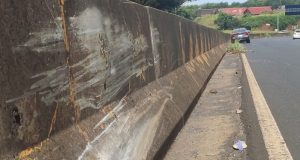 Sextou, bebeu e bateu no muro de concreto
