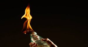 Após fim de relacionamento, ciumento joga coquetel molotov na casa de sua paixão