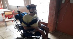 Campanha do Bem busca recursos para ajudar o Gu a pagar o conserto de sua cadeira de rodas
