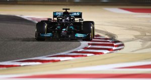 Em corrida espetacular, Lewis Hamilton vence GP do Bahrein de F-1