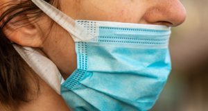 Falhas em distanciamento e uso de máscaras são constatadas em empresas