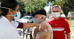 Saúde começa vacinação de idosos com 64 anos ou mais nesta sexta