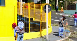 Equipes de zeladoria e tapa-buracos percorrem a cidade