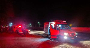Armado, ladrão rouba ambulância do Samu e sequestra casal