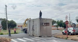 No Vale do Sol, caminhão perde baú ao se enroscar em árvore