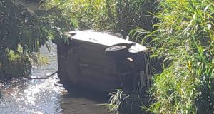 Carro cai no Ouro próximo ao terminal