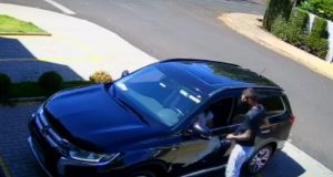 Assaltante armado rouba veículo na Avenida Dr. Agostinho Tucci