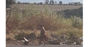 População denuncia descarte irregular de entulho no Jardim do Valle