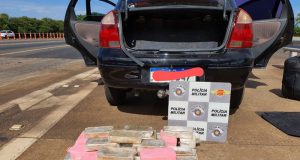 Polícia Rodoviária intercepta 50kg de pasta base de cocaína em fundo falso de veículo na WL