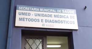 Suposto assédio leva marido a agredir médico no consultório