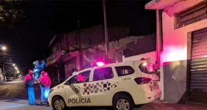 Polícia vê casa em chamas, avisa moradores e aciona os bombeiros