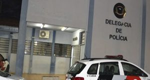 Bando armado deixa família refém e rouba carro, moto e dinheiro