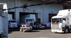 Homem morre prensado por caminhão dentro da empresa na região