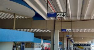 Homem recebe votos de boas-vindas na Rodoviária de Araraquara com três bandidos armados de facas