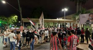 Torcida campeã comemora o título com aglomeração na Bento de Abreu