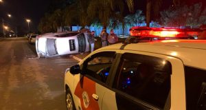 Jovem capota carro próximo ao Condomínio Salto Grande