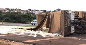 Carreta cheia de açúcar tomba e interdita a Washington Luís em Araraquara
