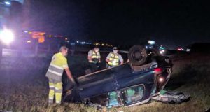 Carro capota após ser fechado por outro veículo na Washington Luís