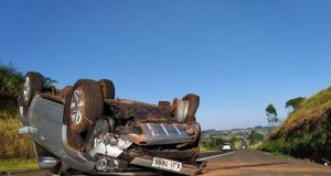 Idoso perde controle e caminhonete capota na SP-215
